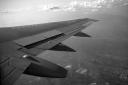 Industriefotografie: Flugzeug, Sicht auf den Flügel, schwarzweiss