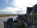 Bretagne, Mont St. Michel: Dicht gedrängt blicken die Gebäude aufs karge, bretonische Festland.