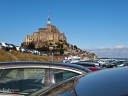 Bretagne, Mont St. Michel: Mittags steht der 1,5 Kilometer lange Damm voll Autos und Bussen.